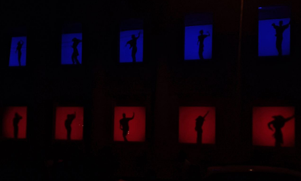 «Прохожие думали, что это проекция»: в Омске в ярком свете танцевали тени