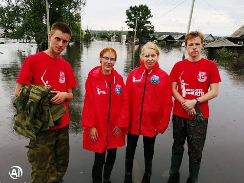 Омские волонтёры работают на затопленной территории в Иркутской области