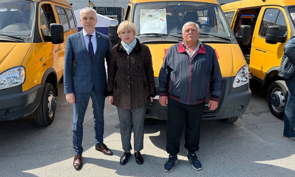 Школы Русско-Полянского района Омской области получили два автобуса