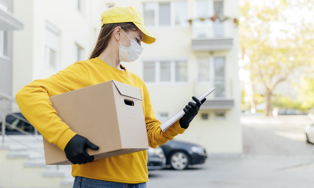 В Омской области курьеры могут получать до 143 тысяч рублей