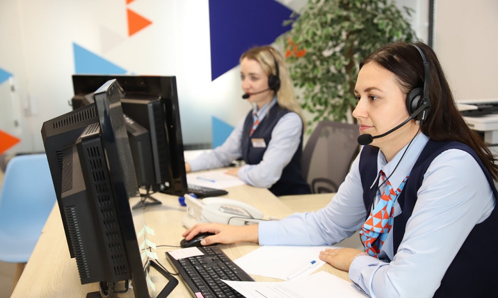 Операторы омского контакт-центра снизили время ожидания по вопросам занятости до 15 секунд 
