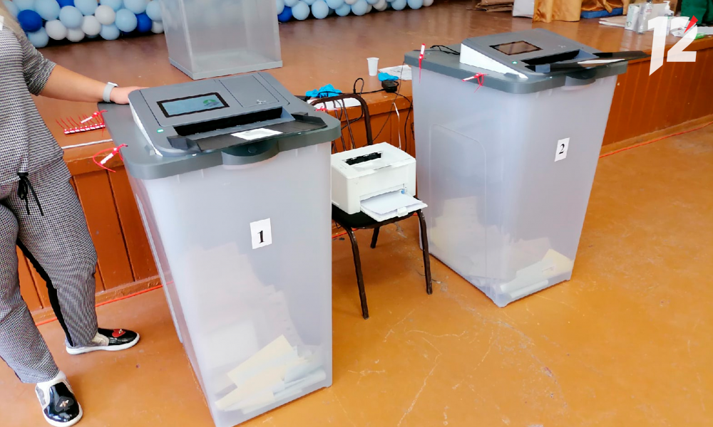 Во время голосования в Омске эвакуировали школу вместе с избирательными документами и ящиками