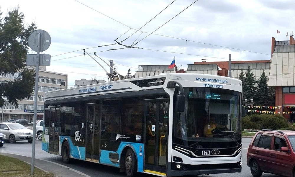 По Омску курсирует общественный транспорт, украшенный триколором
