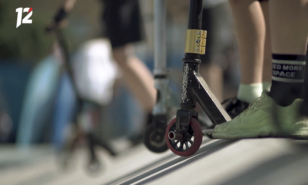 Омский подросток пытался самостоятельно очистить скейт-парк от снега 