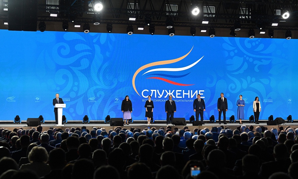 Владимир Путин в Наццентре «Россия» наградил победителя премии «Служение» 