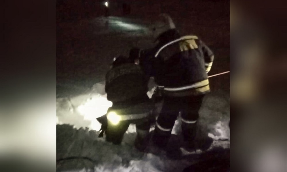 Омские пожарные спасли 12-летнего мальчика, провалившегося на «ватрушке» в яму 