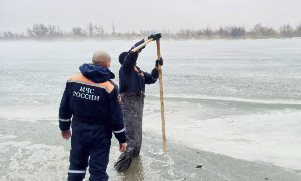 Бригада МЧС России работает в посёлке Затон Черлакского района