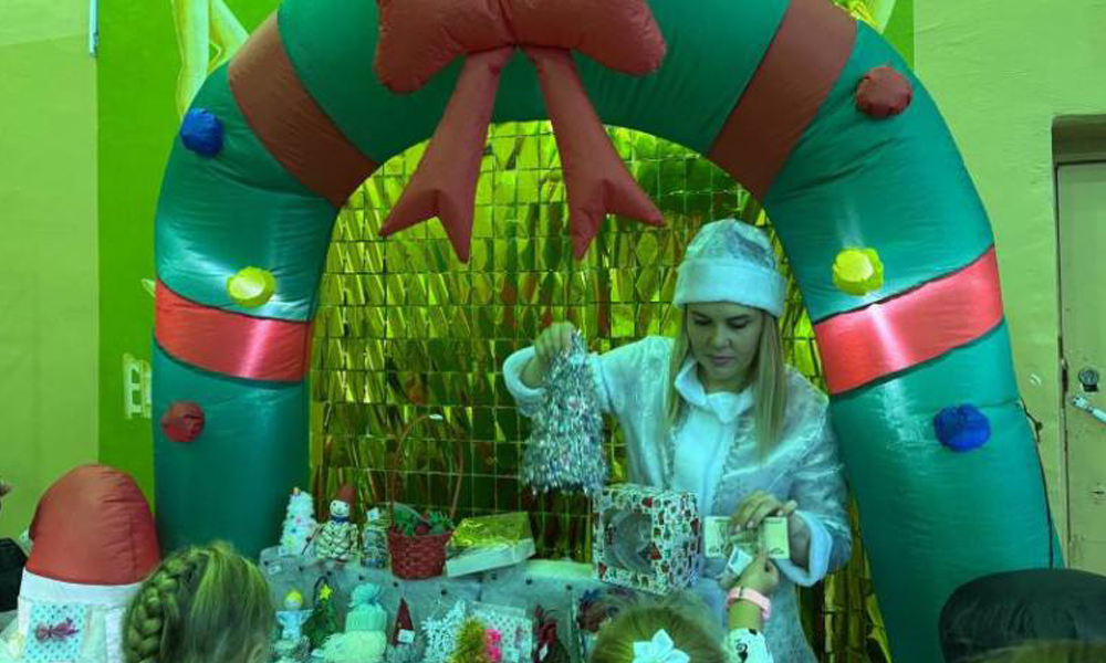 В омской гимназии № 140 состоялась новогодняя благотворительная ярмарка 