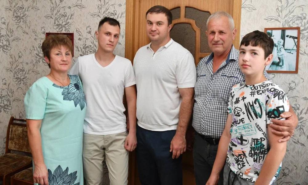 Виталий Хоценко в Кормиловке навестил участника СВО