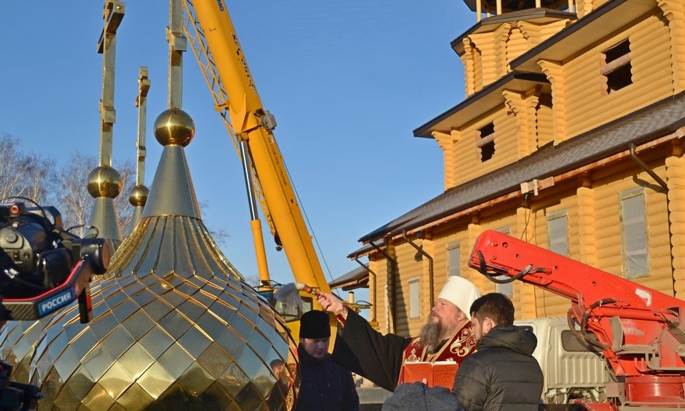 Митрополит Омский и Таврический Дионисий совершил чин освящения купола строящегося храма в Азовском районе 