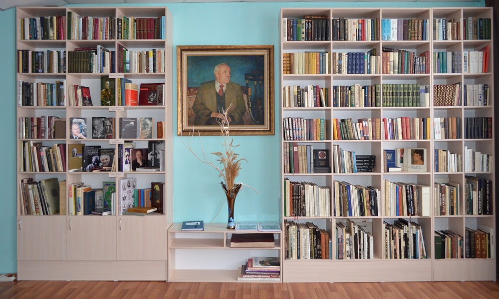 В Муромцевской библиотеке открыли обновлённый мемориальный зал актёра Михаила Ульянова