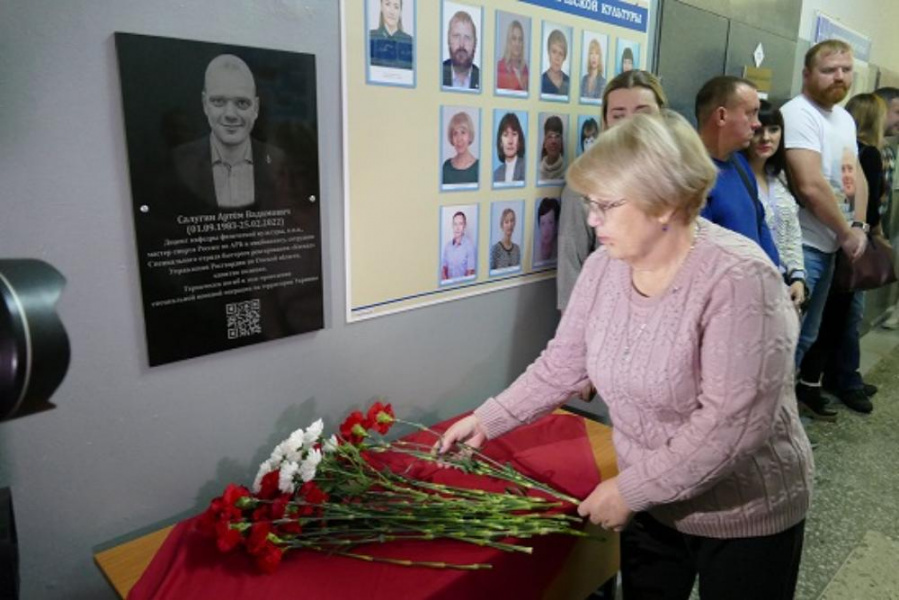 В ОмГМУ установили мемориальную доску в честь погибшего росгвардейца 