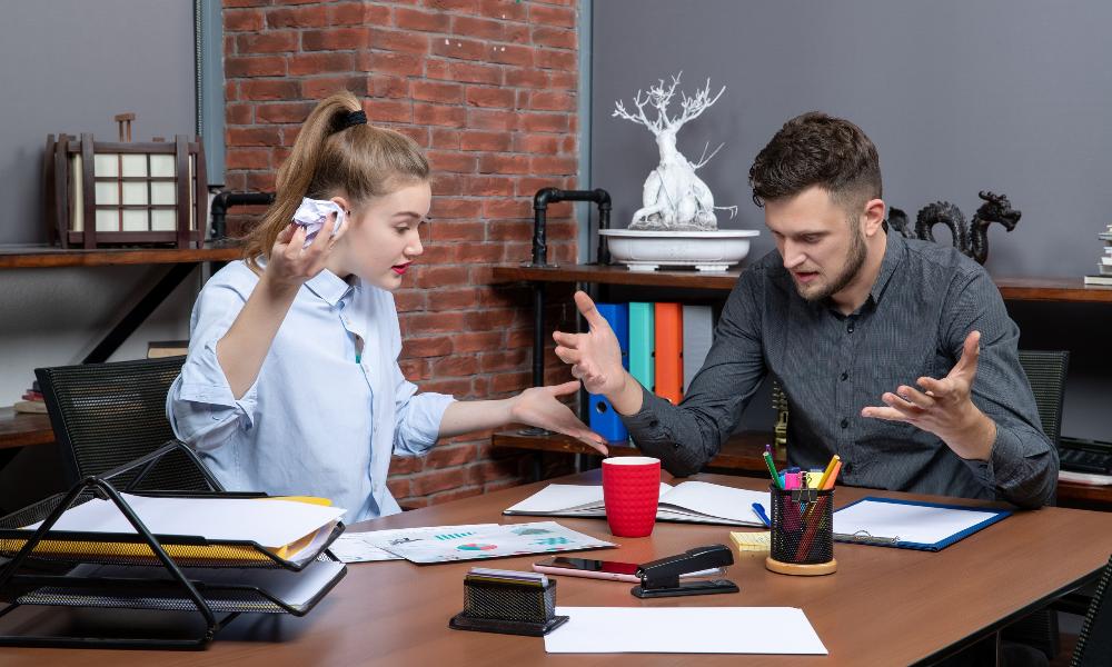 9% омичей признались, что испытывают ненависть к своему начальнику