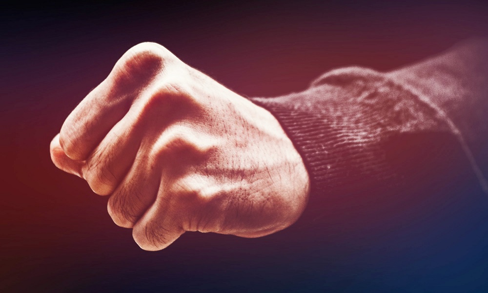 В ходе ссоры омич избил своего отца металлической кочергой