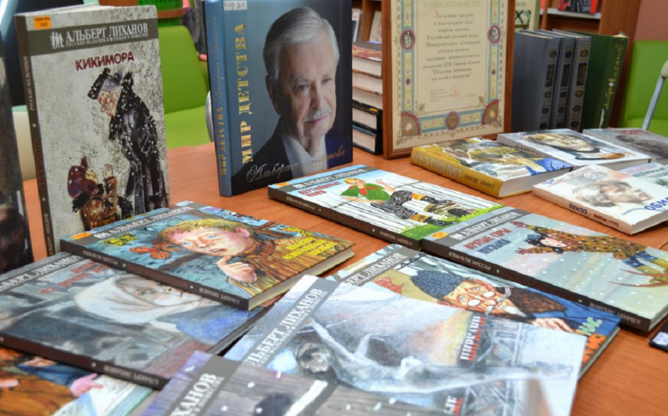 Экспозиция «Рыцарь детства» (6+) открылась в Омской областной библиотеке для детей и юношества