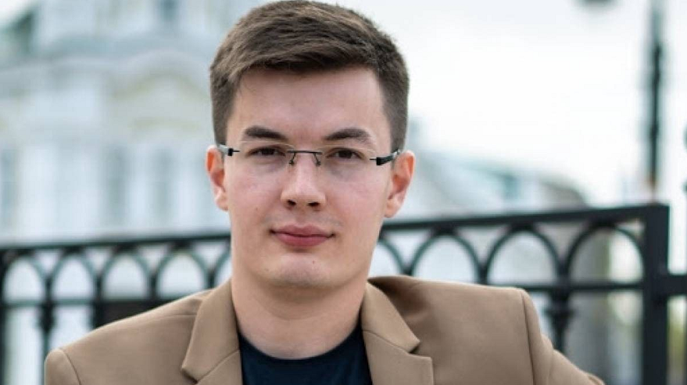 Омский активист Илья Екимов поддержал идею исполнения гимна и поднятия флага в школах