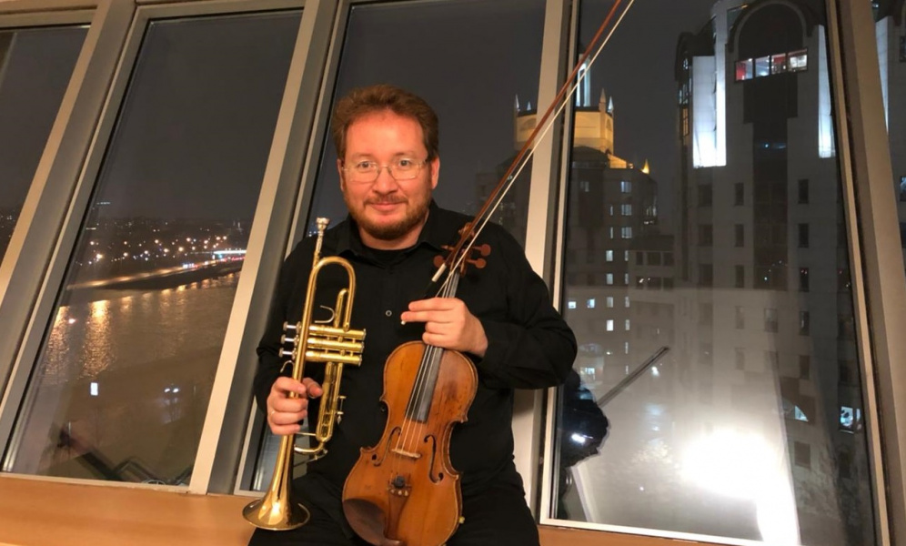 «Это было страдание и счастье одновременно»: скрипач Артём Дырул рассказал об участии в спектакле Омской драмы