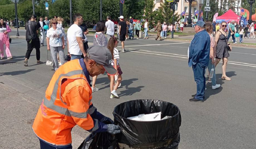 За сутки, когда отмечался День области и города, с омских улиц вывезли почти 10 тонн отходов