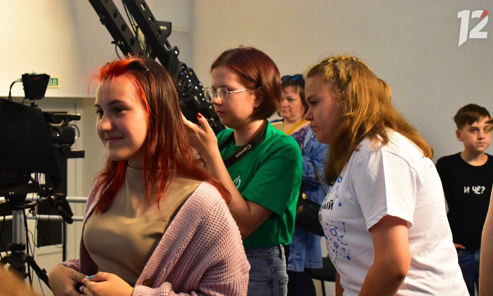 Омичи смогли посетить 12 канал и узнать тонкости работы журналистов