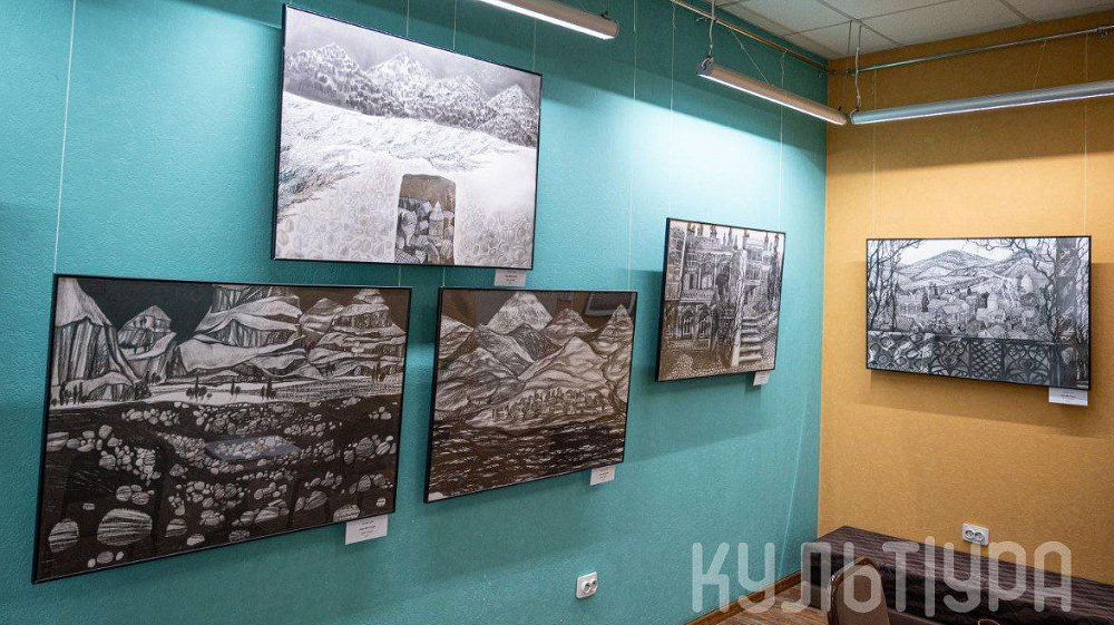 В Омске открылась персональная выставка Анастасии Гуровой «Что это? Это лето» (6+)