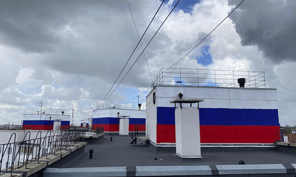 На крышах многоэтажек в микрорайоне Модерн появились изображения триколора