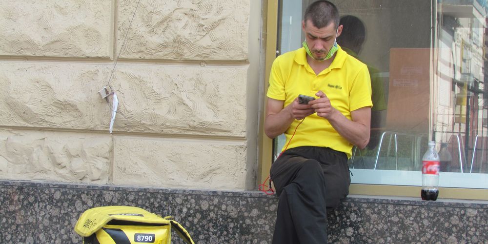 В Омской области работают курьерами и промоутерами одни из самых молодых самозанятых в России