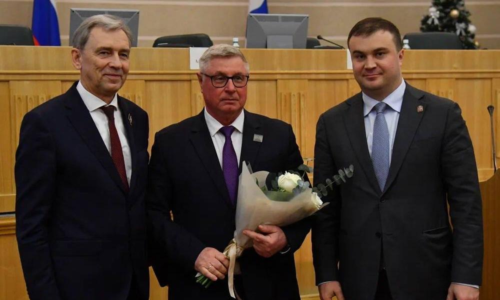 Виталий Хоценко вручил главе Тюкалинского района звание почётного гражданина Омской области