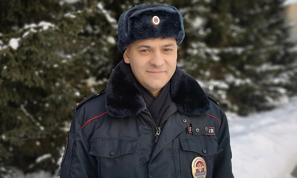 В Омске полицейский Александр Лапшин спас потерявшуюся собаку