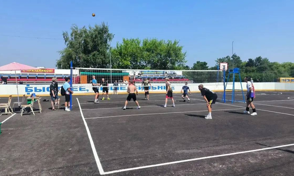 В селе Максимовка по инициативному бюджетированию обновили хоккейную коробку