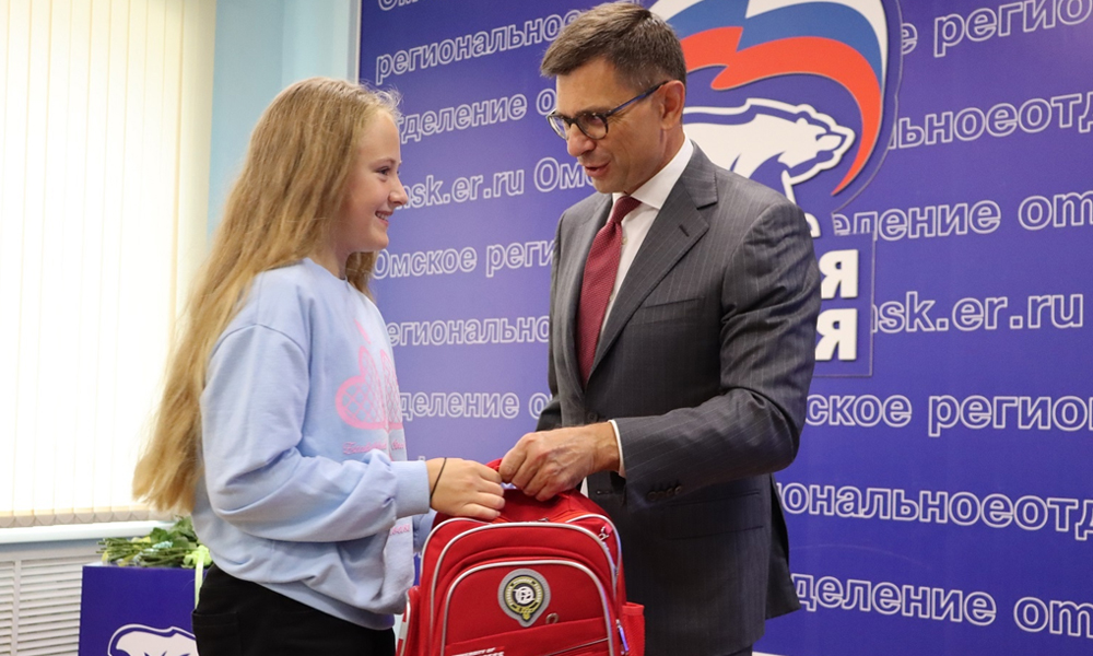 Депутат Госдумы Игорь Антропенко вручил школьные рюкзаки 15 юным омичам