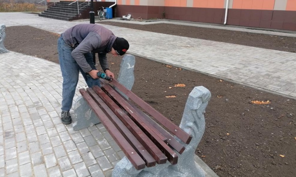 На центральной площади в Седельниково началась сборка скамеек