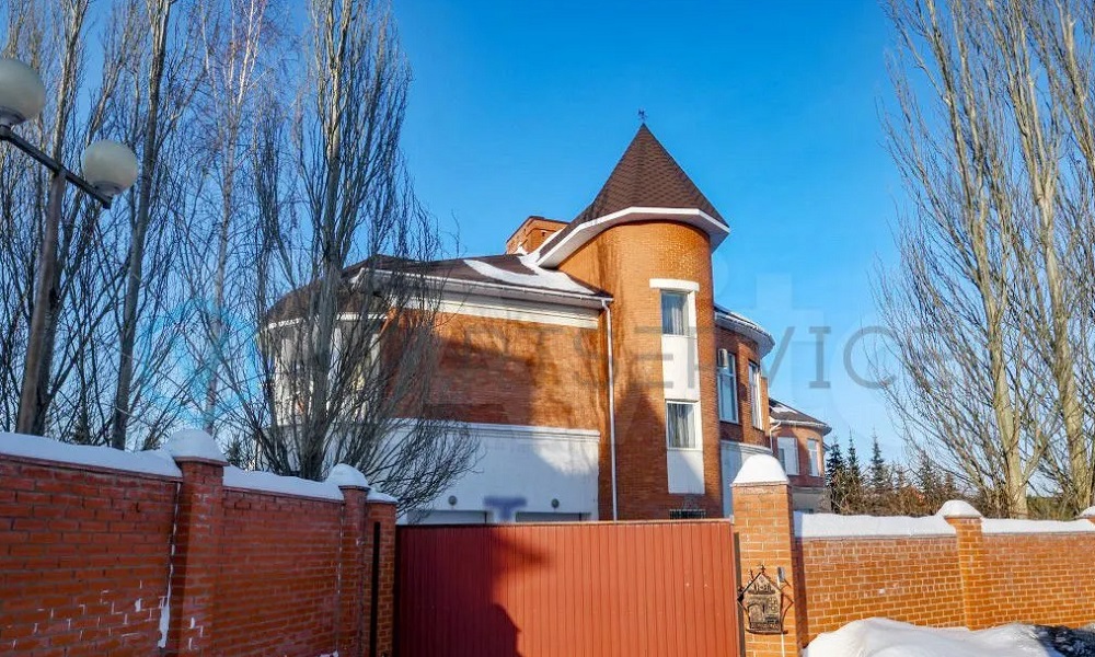 В Омске продают коттедж за 105 млн рублей