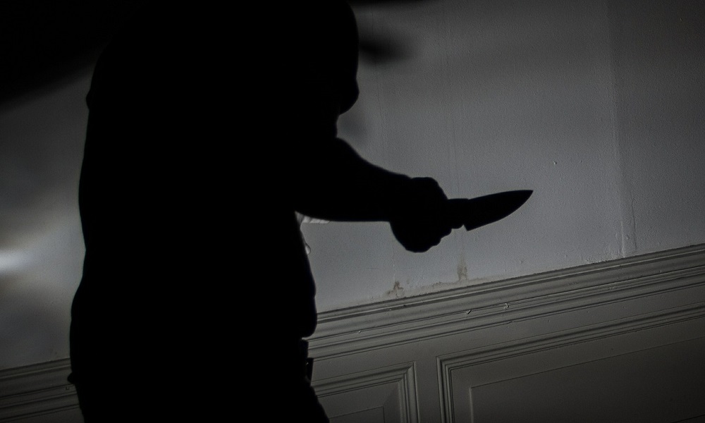 Омич без причин накинулся с ножом на отчима сожительницы и убил его 