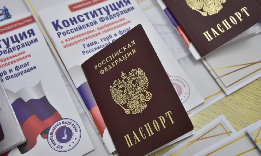 Девушке из Казахстана вручили паспорт гражданина Российской Федерации