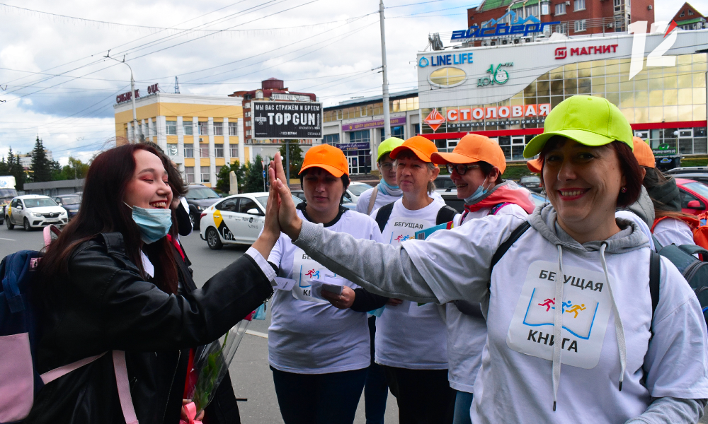 Призы акции «Бегущая книга» порадовали омичей в День знаний