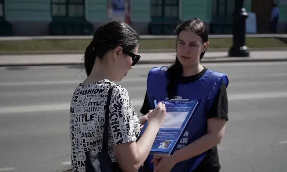 В Омске на Любинском проспекте продолжают работать пикеты по сбору предложений жителей в Народную программу партии «Единая Россия»