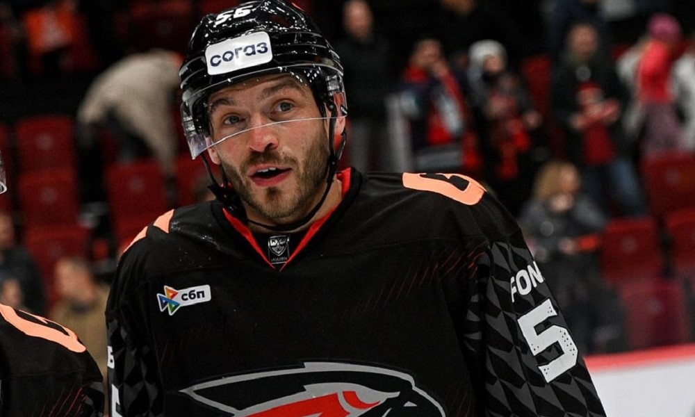 Защитник «Авангарда» Джозеф Чеккони пропустит матч с «Локомотивом»