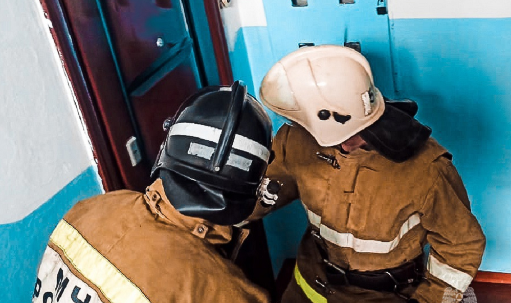 В Омской области двухлетний малыш закрыл на балконе маму