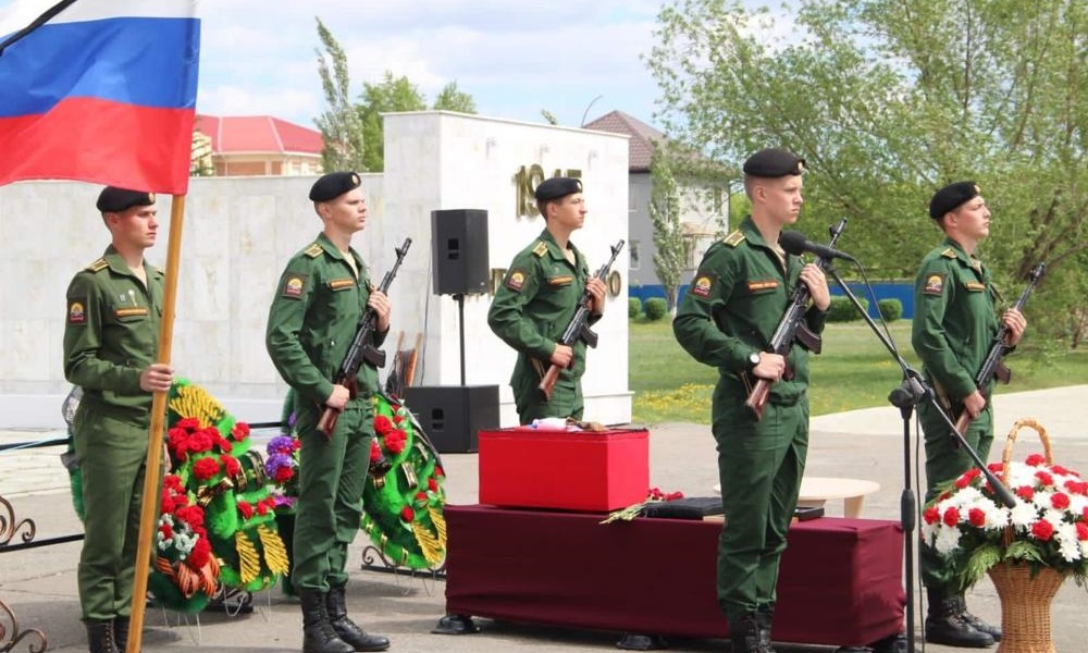 В омской Кормиловке прошла церемония захоронения останков солдата Красной Армии