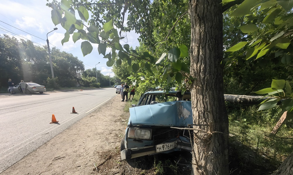В Омске водитель ВАЗа влетел в дерево после столкновения с иномаркой 