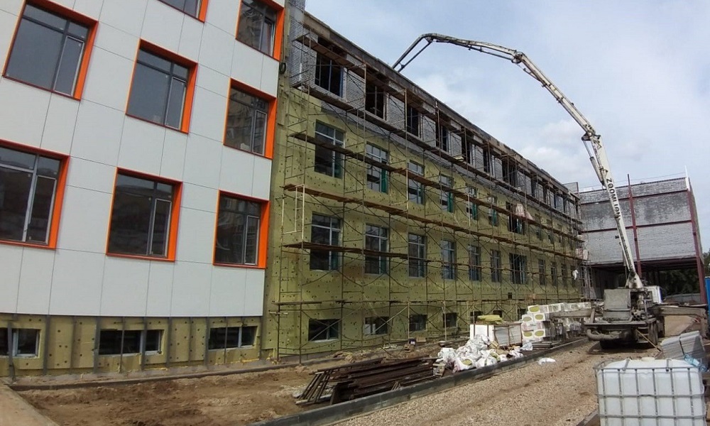 В современную школу на Космическом проспекте Омска начали завозить парты и шкафы для книг