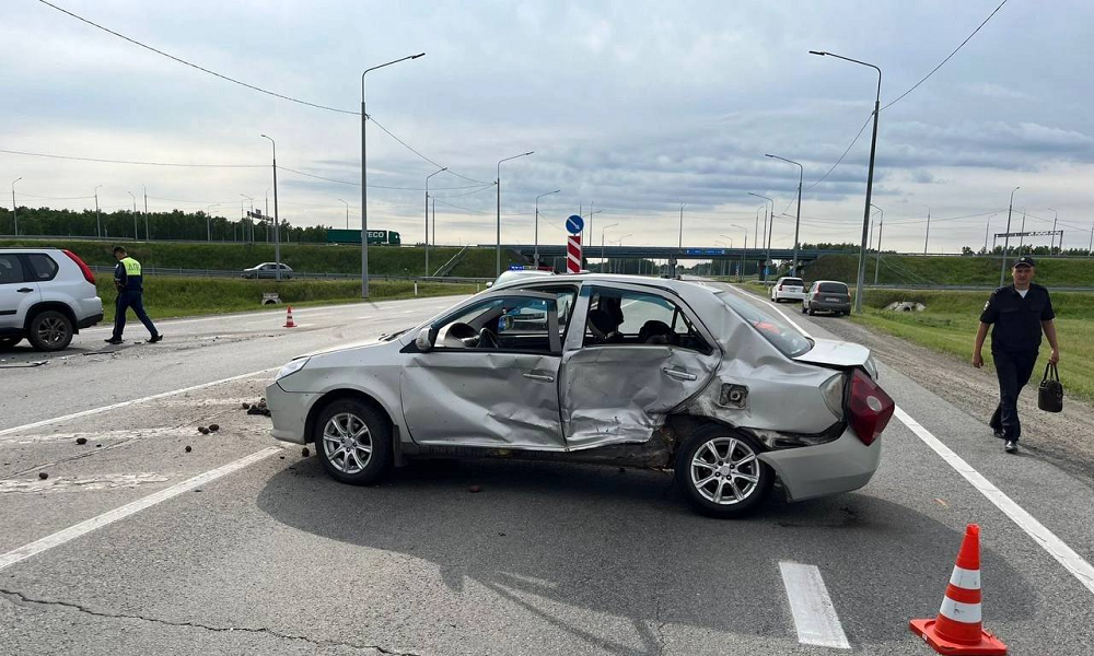 В Омской области в ДТП на трассе пострадали двое детей