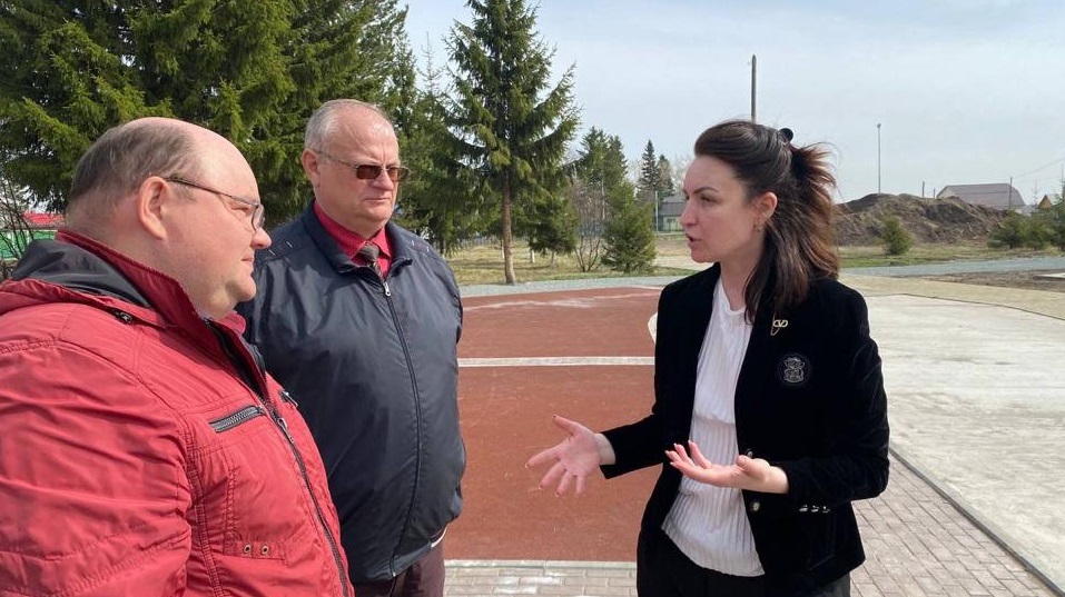 Оксана Фадина обсудила с жителями Большеуковского и Колосовского районов вопросы благоустройства, развитие фермерства и других сфер