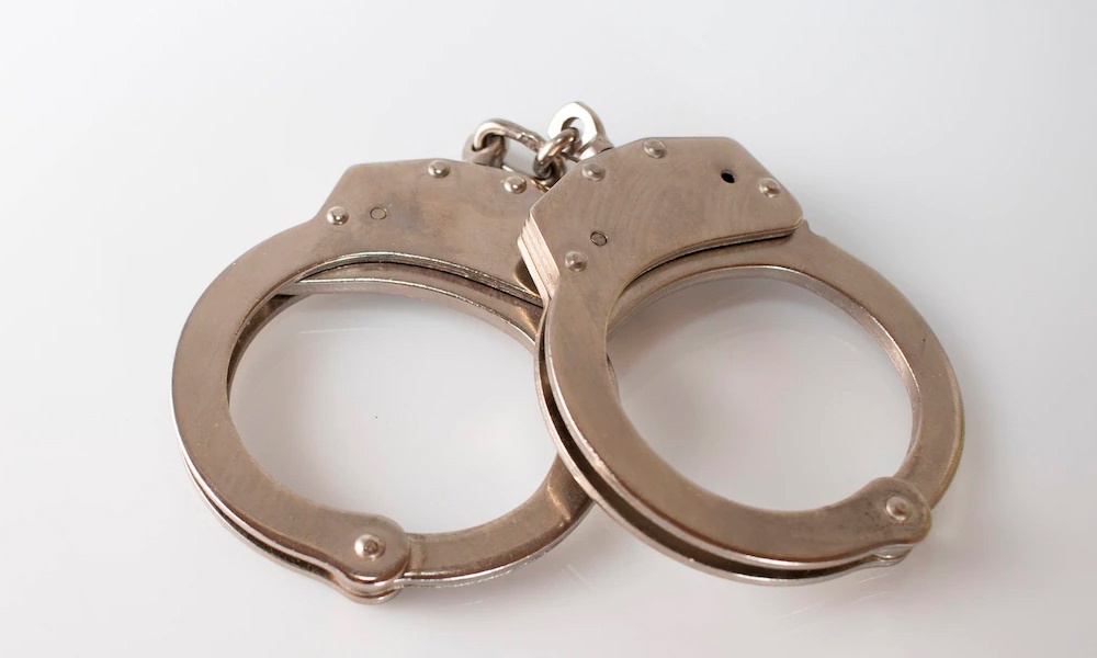 Омич избил знакомого и оставил его на остановке