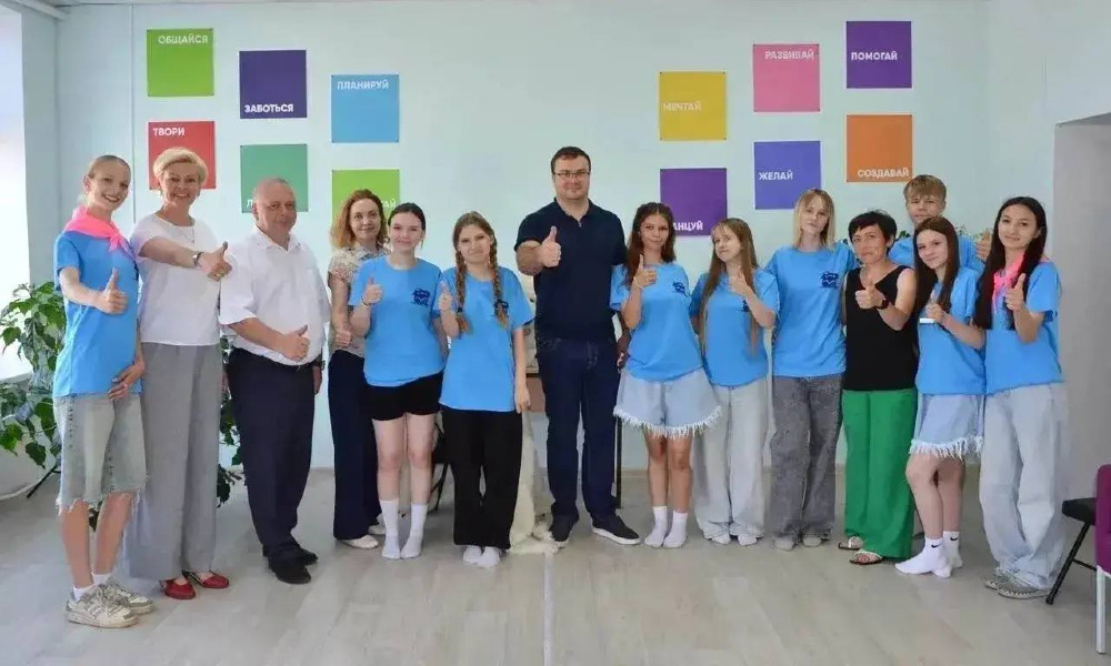 Виталий Хоценко в Колосовке посетил молодёжное пространство и школу искусств