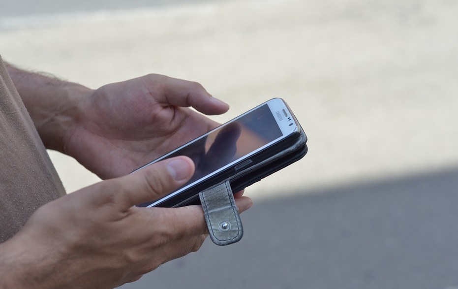 На омича завели уголовное дело из-за найденного телефона