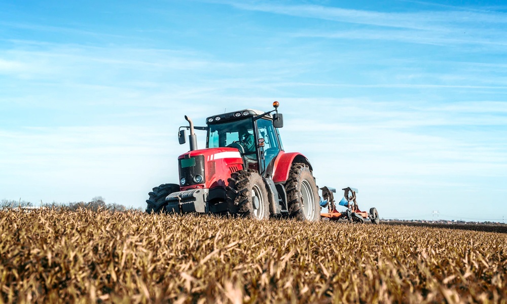 В Омской области полицейским пришлось стрелять по колёсам, чтобы остановить пьяного тракториста