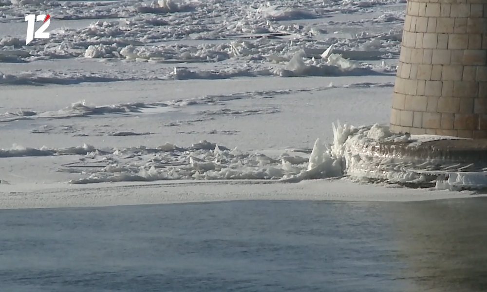 В Омске спасли мужчину, который провалился под лёд под мостом у Телецентра