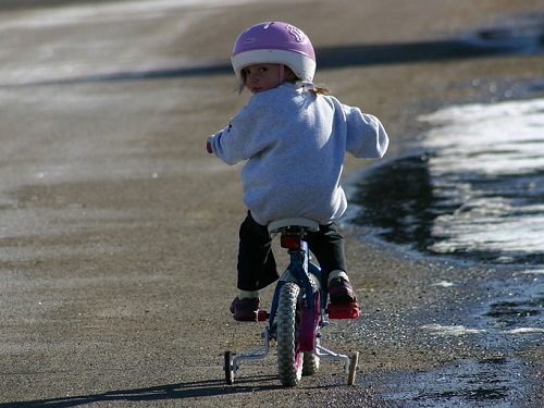 В Омске ищут водителя, сбившего девочку на велосипеде