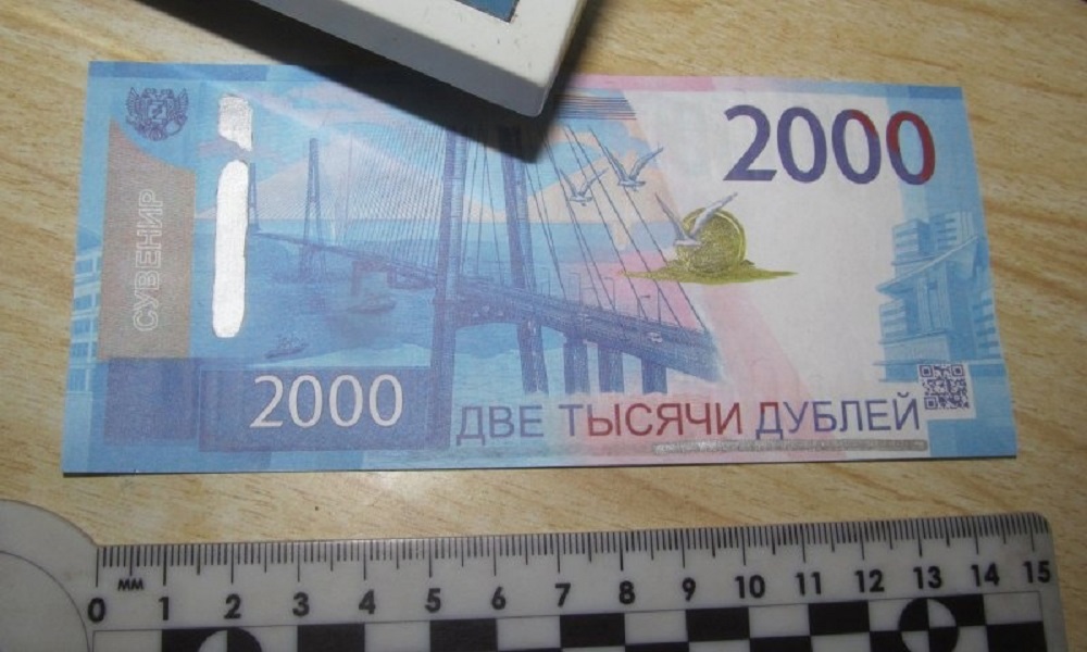 Омичи расплатились в магазине сувенирными купюрами